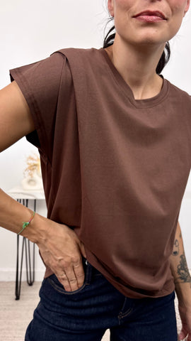 Camiseta Detalle Hombro Marrón Camiseta Detalle Hombro Marrón