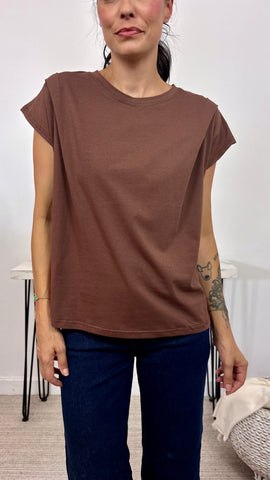 Camiseta Detalle Hombro Marrón Camiseta Detalle Hombro Marrón