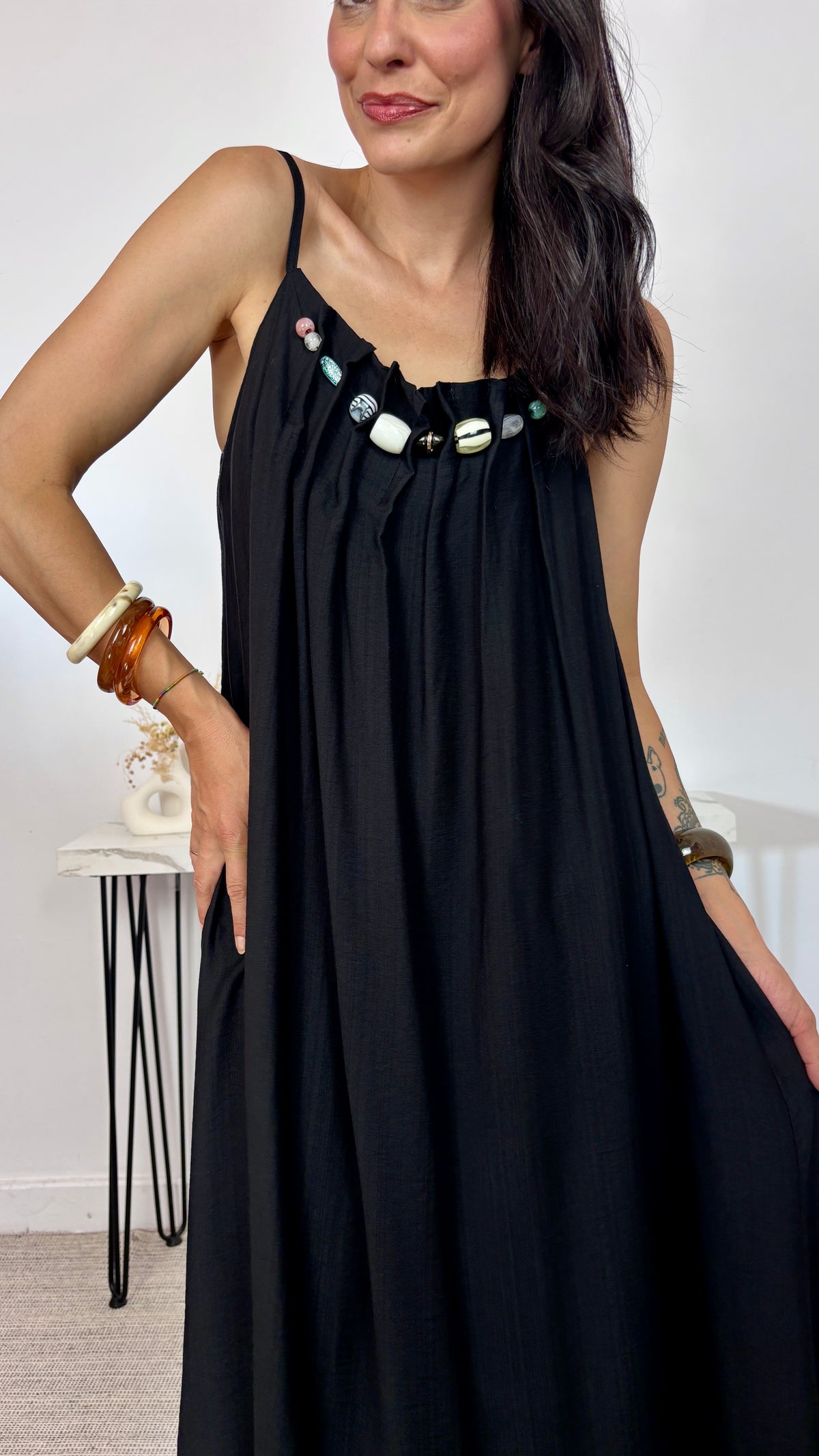 Vestido Piedras Escote Negro